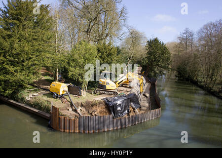 Costruzione di una barriera di Flood sul fiume in Oxford Foto Stock