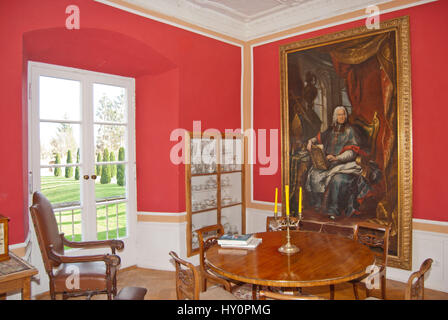 Camera di lusso nella vecchia casa. Decorazione vintage e interior design, stile antico. La visualizzazione della finestra in giardino borghese, pittura mostra ritratto. Foto Stock