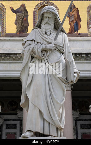 San Paolo la statua di fronte alla basilica di San Paolo fuori le Mura a Roma, Italia Foto Stock