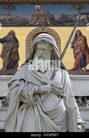 San Paolo la statua di fronte alla basilica di San Paolo fuori le Mura a Roma, Italia Foto Stock