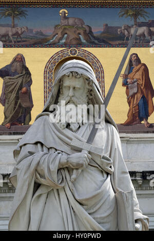 San Paolo la statua di fronte alla basilica di San Paolo fuori le Mura a Roma, Italia Foto Stock