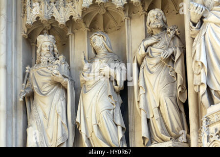 Statua dal portale ovest della gotica Chiesa di Maria am Gestade a Vienna, in Austria Foto Stock