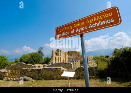 Informazioni segno a Saint Achilleios vecchia chiesa bizantina rovine presso il lago Prespa in Grecia Foto Stock