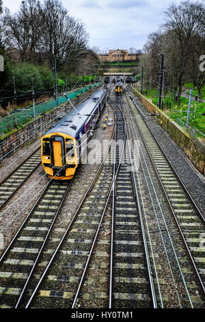 I treni passano attraverso Edinburgh Princes Street Gardens sul loro modo al tunnel a Haymarket Foto Stock