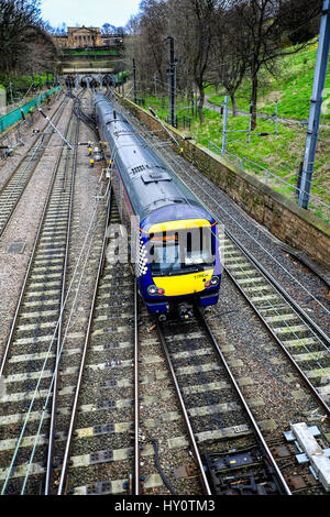 I treni passano attraverso Edinburgh Princes Street Gardens sul loro modo al tunnel a Haymarket Foto Stock