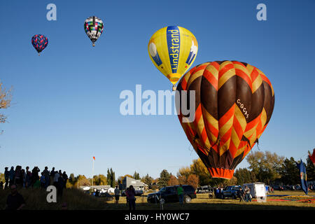 Palloncini colorati nel cielo. International Balloon Festival presenta oltre 20 mongolfiere provenienti da tutto il Canada e da tutto il mondo. Foto Stock