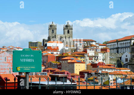 Vista dal tetto di terracotta case con la Cattedrale di Se Ribeira in background in porto, cityscape, Portogallo Foto Stock