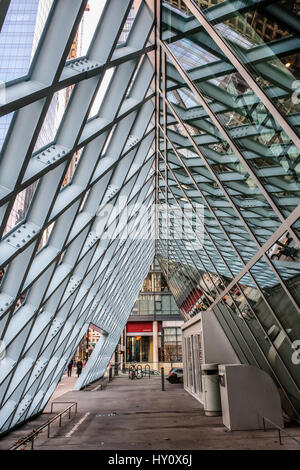 Il stretto tunnel come blu diagonale griglia metallica al di fuori Seattle Central Library Foto Stock