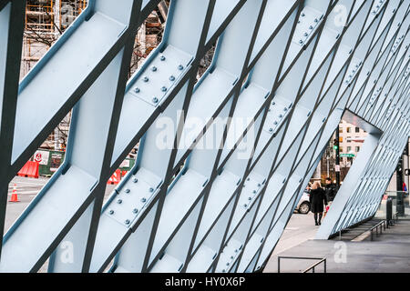 Il stretto tunnel come blu diagonale griglia metallica al di fuori Seattle Central Library Foto Stock