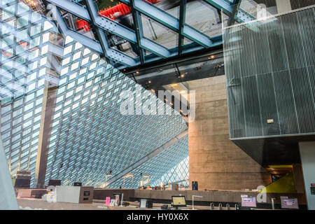 Il stretto tunnel come blu diagonale griglia metallica al di fuori Seattle Central Library Foto Stock