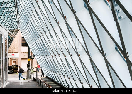 Il stretto tunnel come blu diagonale griglia metallica al di fuori Seattle Central Library Foto Stock