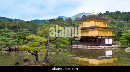 Panorama di Kinkaku-ji - il Padiglione Dorato, uno Zen tempio buddista di Kyoto. Foto Stock