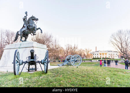 Washington DC, Stati Uniti d'America - 4 Marzo 2017: Andrew Jackson Memorial nella parte anteriore della casa bianca con cannoni al tramonto Foto Stock