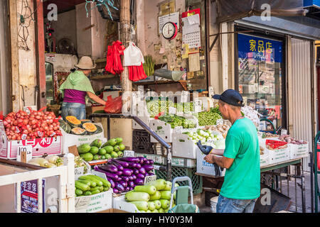 New York, Stati Uniti d'America - 18 Giugno 2016: mercato di frutta e verdura il display e il negozio con il fornitore e il cliente nella Chinatown di New York City Foto Stock