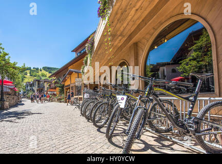 Vail, Stati Uniti d'America - 10 Settembre 2015: portabiciclette stand su strada di ciottoli in villaggio in Colorado Foto Stock