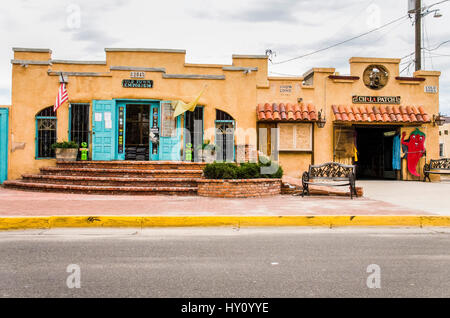 Albuquerque, Stati Uniti d'America - 28 Luglio 2015: Old town plaza al patio nascosti con Emporium shop e marciapiede decorativo con percorsi di mattoni e giardini Foto Stock