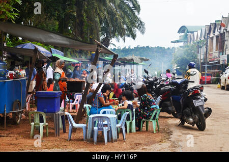 Via informale abitudini alimentari area in Kawthaung, Myanmar Foto Stock