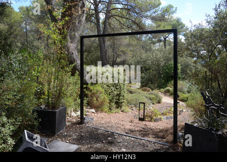 Portale o ingresso ornamentali in giardino dei cinque sensi o Jardin des Cinq Sens Santo-marc,-Jaumegarde Aix-en-Provence Provence Francia Foto Stock