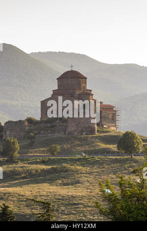 Mtskheta, Georgia. Il mondo antico patrimonio, Ortodossa Georgiana Monastero Jvari sulla molla verde valle, panoramiche Montagne Colline, cielo nuvoloso Backgro Foto Stock