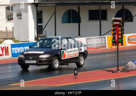 Santa Pod, Regno Unito - 23 Aprile 2010: energia alternativa racing a Santa Pod Raceway. Olio vegetale e il propano powered Vauxhall Omega sul drag strip. Foto Stock