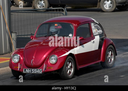 Santa Pod, Regno Unito - 23 Aprile 2010: Big Bang pullman e camper Festival. Custom VW Beetle gira all'inizio del quarto di miglio. Foto Stock