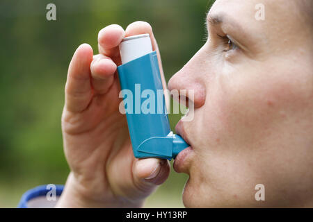 Asma di inalazione del paziente medicazione per il trattamento di mancanza di respiro e respiro affannoso. Malattia cronica di controllo allergia, asma indotta da Remedy cronica e p Foto Stock