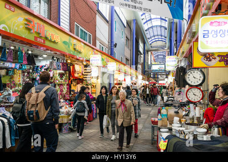 Bupyeong Ggangtong Mercato, Busan Gwangyeoksi, Corea del Sud Foto Stock