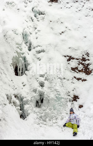 Ragazza da congelati Siklawica cascata sul flusso Strazyski in Strazyska Valley vicino a Zakopane, Polonia Foto Stock