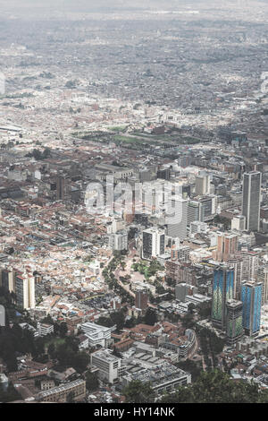 La vista dal Cerro de Monserrate sopra la città di Bogotà, che è la capitale e la città più grande della Colombia. Bogotà è il secondo più elevato di capitale Foto Stock