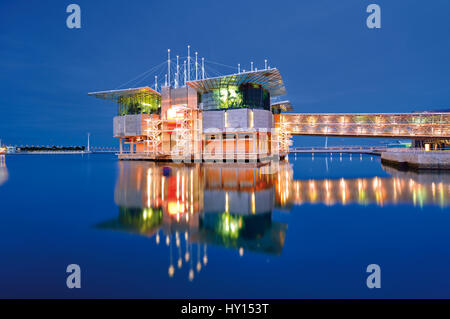 Vista esterna del Oceanarium di Lisbona di notte Foto Stock