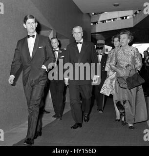 Torna dai suoi impegni in Galles, il Principe Carlo è visto arrivare presso la Royal Festival Hall di Londra con l'ammiraglio della flotta Earl Mountbatten di Birmania. Essi partecipavano ad un occasione reale - principessa Irene di Grecia facendo il suo debutto come pianista al Festival Hall. Foto Stock