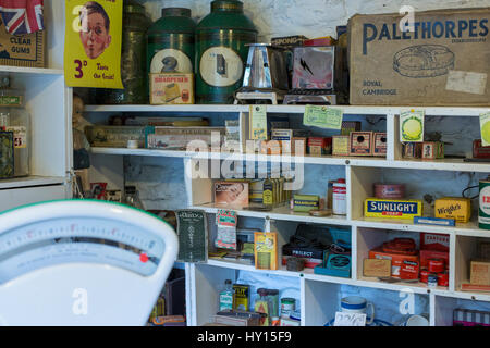 All interno del villaggio store presso Ryedale Folk Museum, Hutton Le Hole, North Yorks Moors National Park, il Yorkshire, Inghilterra Foto Stock