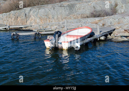 Una vecchia barca in porto in attesa di andare fuori e la pesca Foto Stock