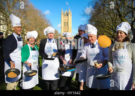 Signori parlamentari e membri del team di supporto prendere parte a pancake race - festeggia 20 anni di capovolgimento per la riabilitazione della carità e il suo lavoro con le persone disabili. Dove: Londra, Regno Unito quando: 28 Feb 2017 Foto Stock