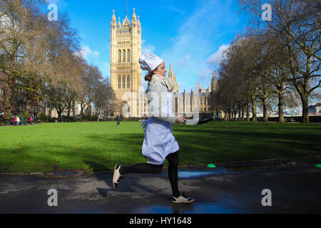 Signori parlamentari e membri del team di supporto prendere parte a pancake race - festeggia 20 anni di capovolgimento per la riabilitazione della carità e il suo lavoro con le persone disabili. Dove: Londra, Regno Unito quando: 28 Feb 2017 Foto Stock