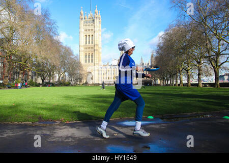 Signori parlamentari e membri del team di supporto prendere parte a pancake race - festeggia 20 anni di capovolgimento per la riabilitazione della carità e il suo lavoro con le persone disabili. Dove: Londra, Regno Unito quando: 28 Feb 2017 Foto Stock