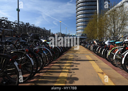 Bicicletta completa il parcheggio nel centro della città Foto Stock