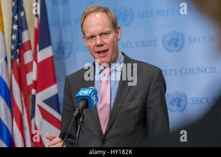 New York, Stati Uniti d'America. 30 Mar, 2017. In seguito a un Consiglio di Sicurezza delle Nazioni Unite è programmato briefing mensile e le consultazioni riguardo alla situazione umanitaria in Siria, UK Ambasciatore presso le Nazioni Unite e del presidente del Consiglio di sicurezza Matthew Rycroft ha parlato con la stampa a livello di Consiglio di sicurezza Stakeout presso la sede delle Nazioni Unite a New York. Credito: Albin Lohr-Jones/Pacific Press/Alamy Live News Foto Stock