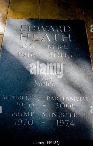 Tomba con lapide per Edward Heath nella Cattedrale di Salisbury nel Wiltshire, Regno Unito. Foto Stock