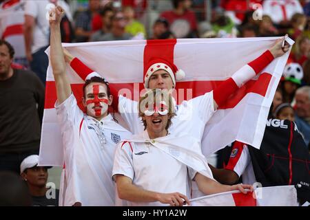 Tifosi inglesi LA SLOVENIA - INGHILTERRA SLOVENIA V INGHILTERRA NELSON MANDELA BAY PORT ELIZABETH SUDAFRICA 23 Giugno 2010 Foto Stock