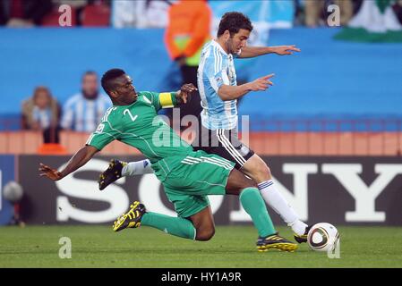 JOSEPH YOBO & GONZALO HIGUAIN ARGENTINA V NIGERIA ARGENTINA V NIGERIA ELLIS PARK Johannesburg Sudafrica 12 Giugno 2010 Foto Stock