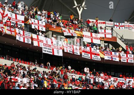 Tifosi inglesi CON LE BANDIERE DELLA SLOVENIA V INGHILTERRA NELSON MANDELA BAY PORT ELIZABETH SUDAFRICA 23 Giugno 2010 Foto Stock