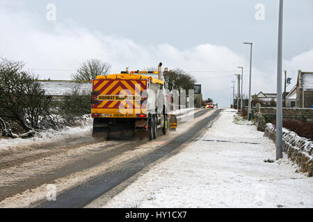 Snow Plough - gritter camion sulla A836 trunk road in caso di neve, al villaggio di Mey, Caithness in Scozia, Regno Unito Foto Stock