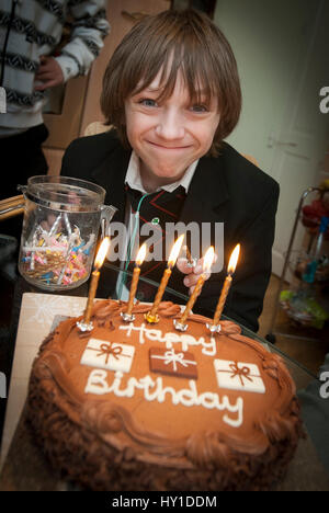 Quattordici yrear old boy compleanno con torta e candele Foto Stock