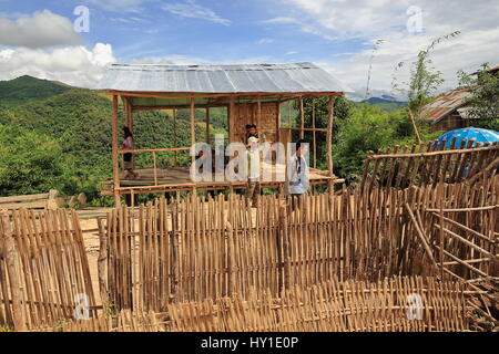 Ban Houay Phod, Laos-October 8, 2015: La Akha Ya-Er tribù della collina sono una minoranza etnica che vivono nella zona tra E.Myanmar-N.Thailandia-W.Laos-S.Cina. Foto Stock