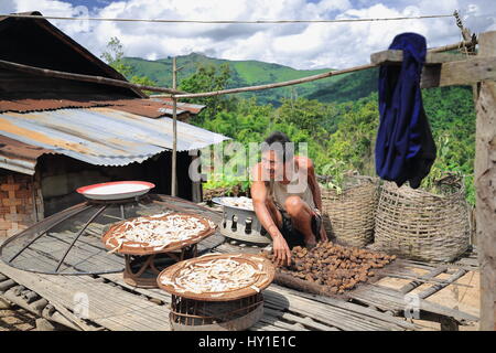 Ban Houay Phod, Laos-October 8, 2015: La Akha Ya-Er tribù della collina sono una minoranza etnica che vivono nella zona tra E.Myanmar-N.Thailandia-W.Laos-S.Cina. Foto Stock