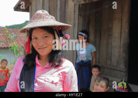 Ban Houay Phod, Laos-October 8, 2015: La Akha Ya-Er tribù della collina sono una minoranza etnica che vivono nella zona tra E.Myanmar-N.Thailandia-W.Laos-S.Cina. Foto Stock