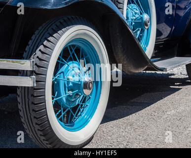 Ruote a raggi verniciati aqua blue con muro bianco di pneumatici su una automobile vintage. Foto Stock