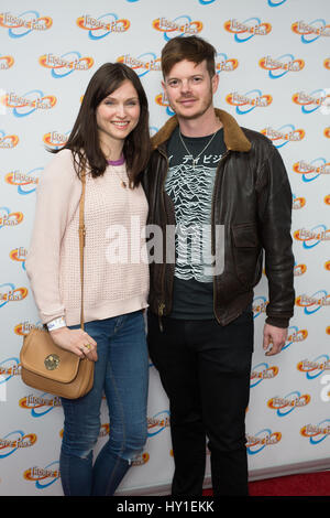 Sophie Ellis-Bextor e Richard Jones partecipano al lancio del treno fantasma di Derren Brown: Rise of the Demon, una nuova attrazione al Thorpe Park Resort di Surrey. Foto Stock