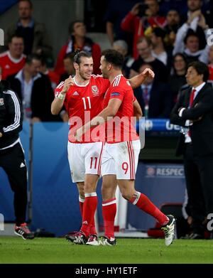 GARETH BALE E HAL ROBSON-KAN GALLES V BELGIO STADE PIERRE-MAUROY LILLE FRANCIA 01 Luglio 2016 Foto Stock